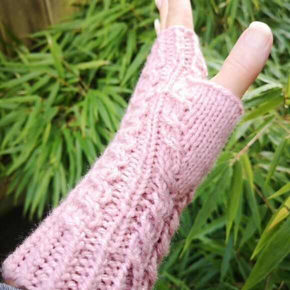 Rose Pink Seamless Fingerless Texting Mittens Gloves Handmade in Canada NEW - Picture 7 of 7